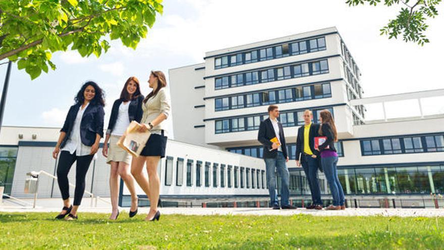 Un grupo de estudiantes en un campus.