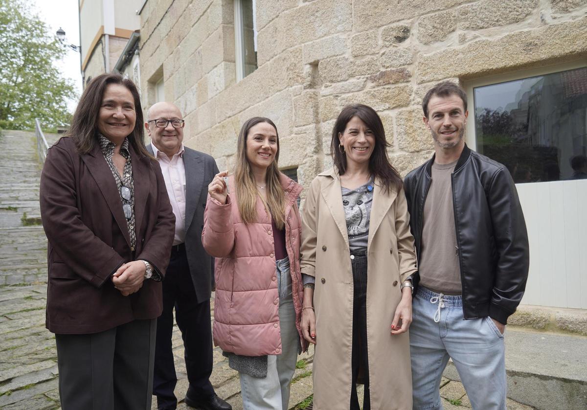 Allegue, con Ortiz y la pareja adjudicataria de la vivienda.