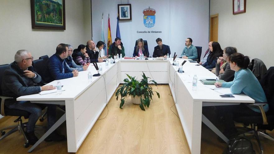 A alcaldesa de Vimianzo, Mónica Rodríguez, no centro, presidindo o pleno celebrado este mércores