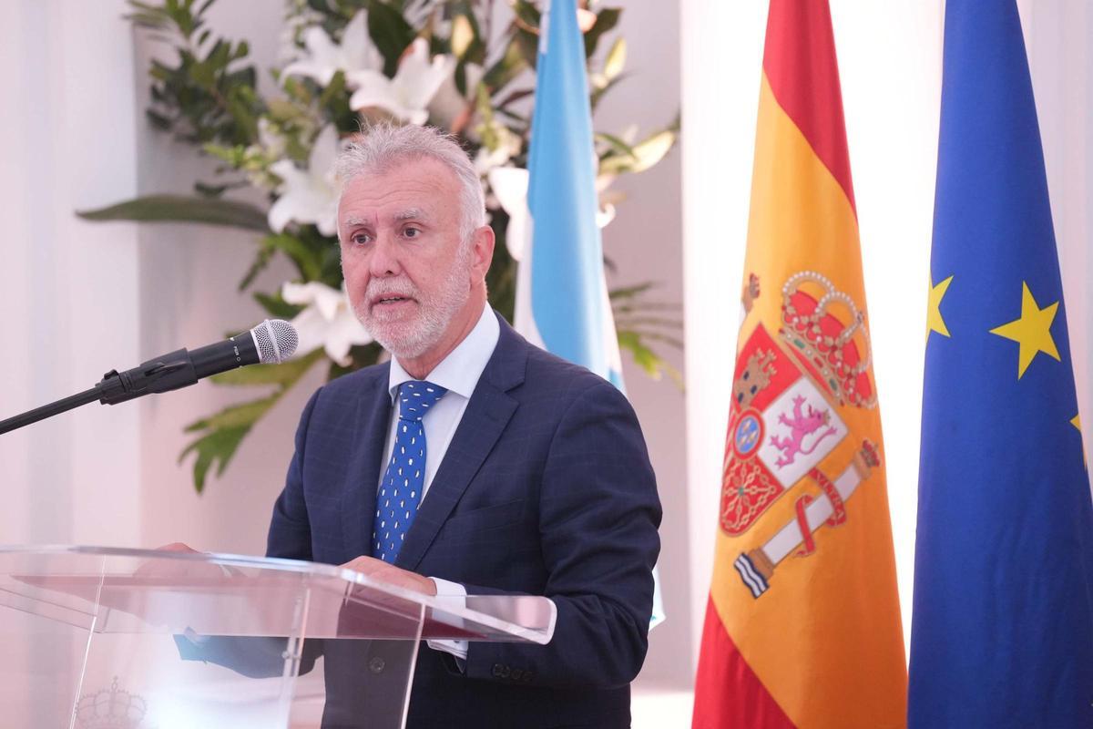 Ángel Víctor Torres entrega las Declaraciones de Reconocimiento y Reparación a familiares de españoles desaparecidos durante la dictadura argentina de 1976-1983.