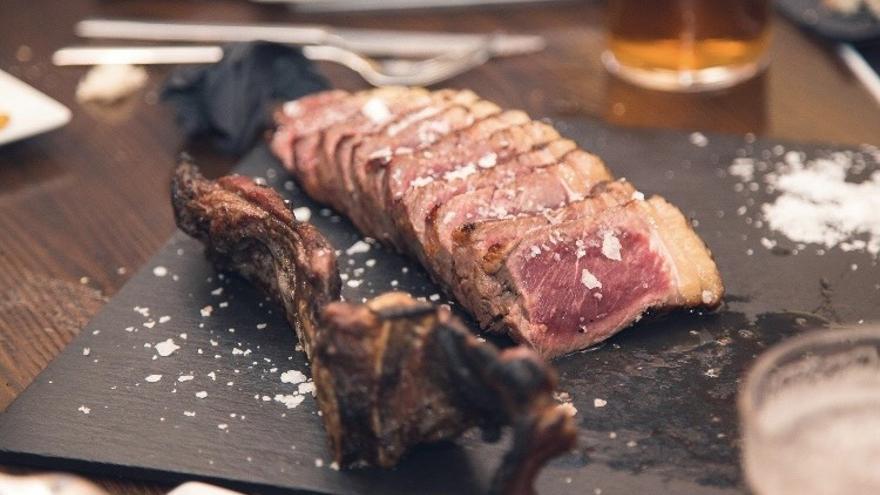 Bodega la Guindilla ofrece una variada oferta gastronómica, con carnes, pescados y productos frescos de la mejor calidad.