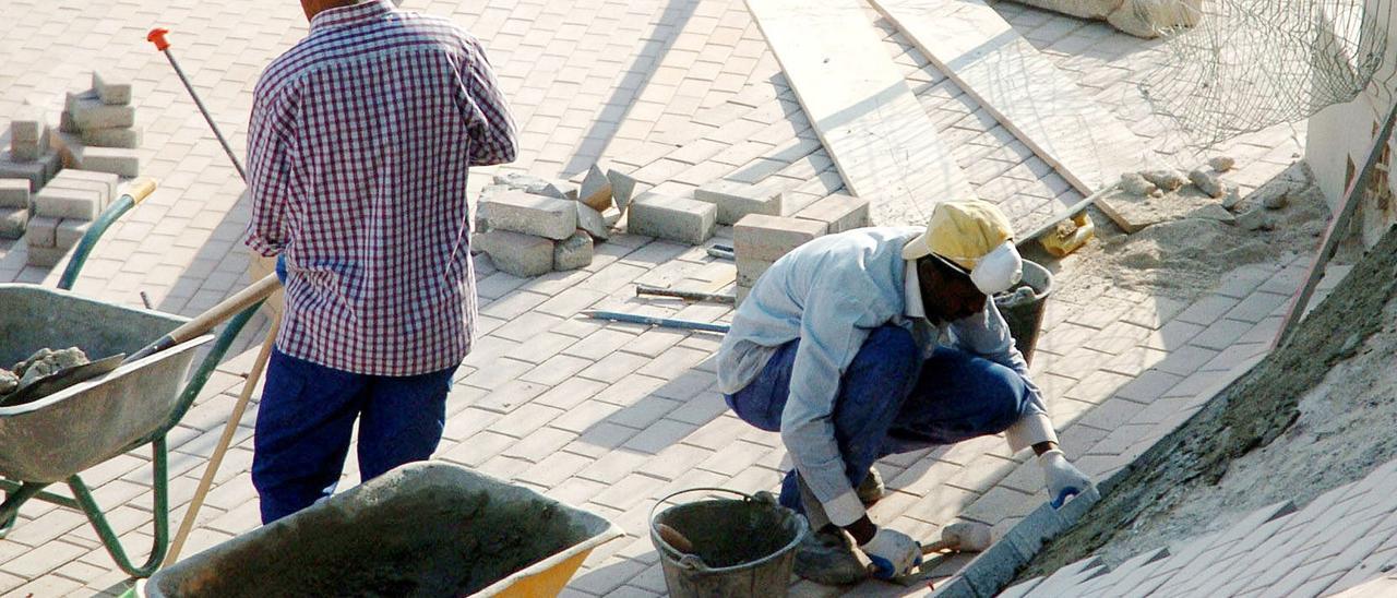 Un trabajando inmigrante en una obra en Pontevedra.