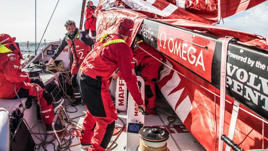 El barco español Mapfre, líder de la general, pugna por la cuarta plaza en la séptima etapa rumbo a Brasil.