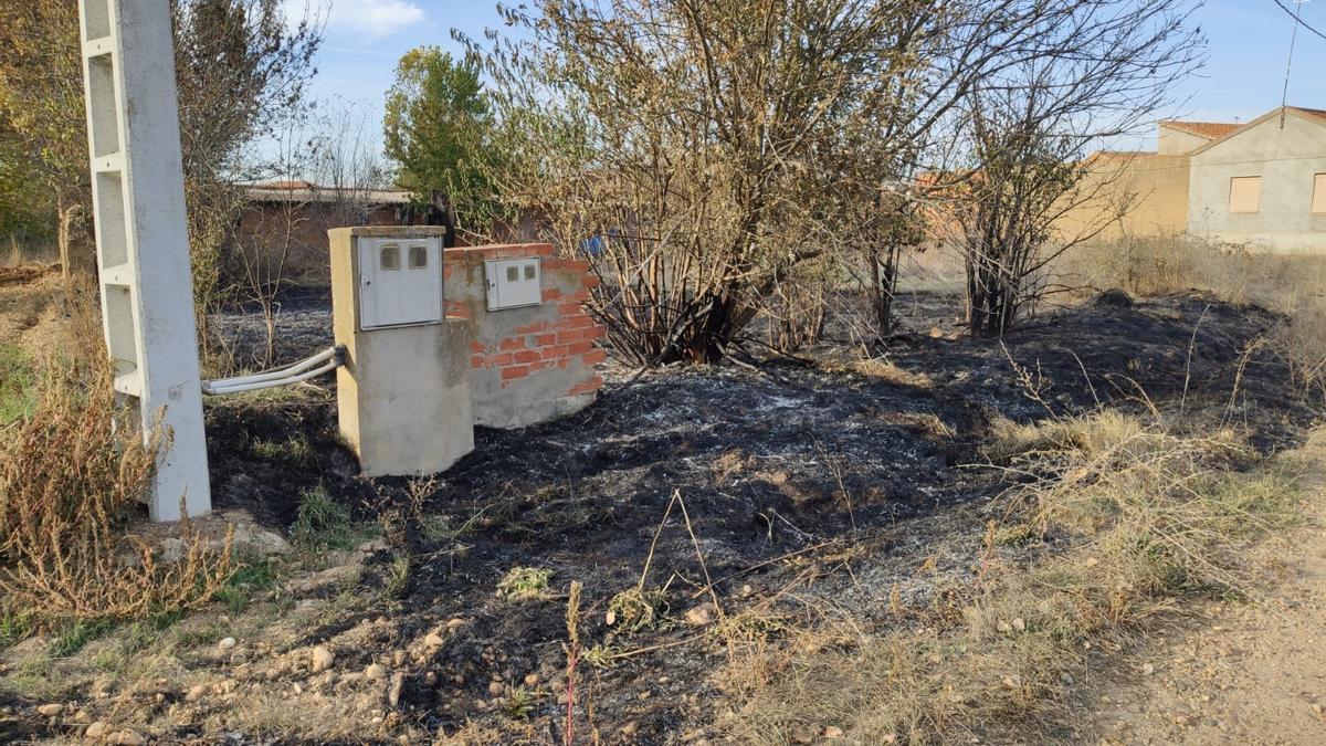 El cortocircuito generado en un transformador ha provocado otro incendio que han sofocado los vecinos.