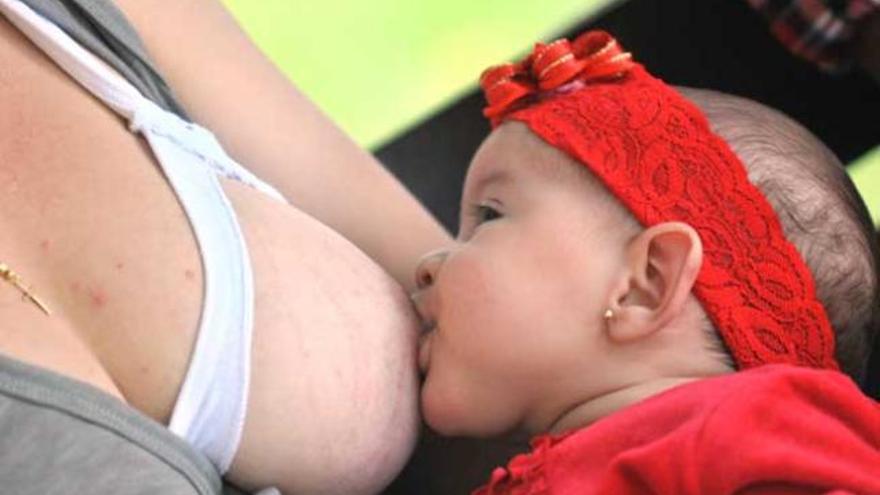 Una mujer amamanta a su bebé.