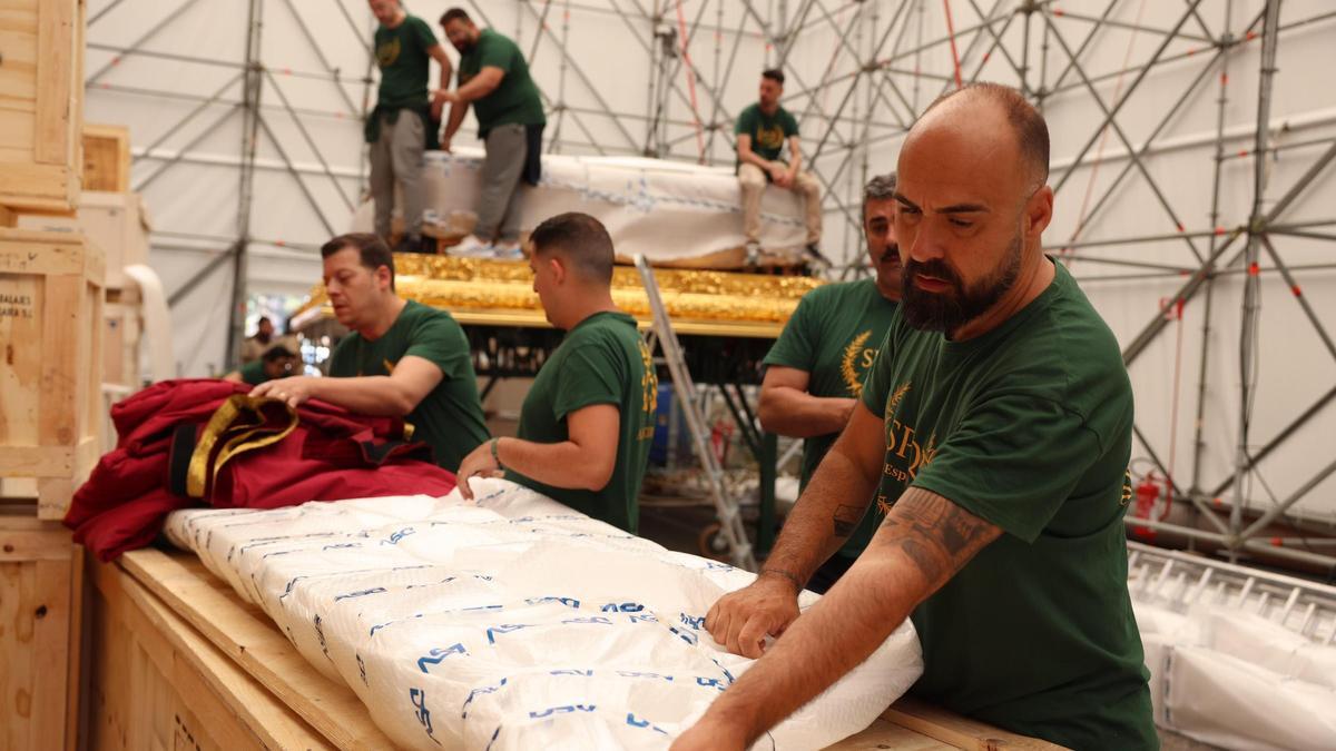 Montaje del trono de la Esperanza en Roma