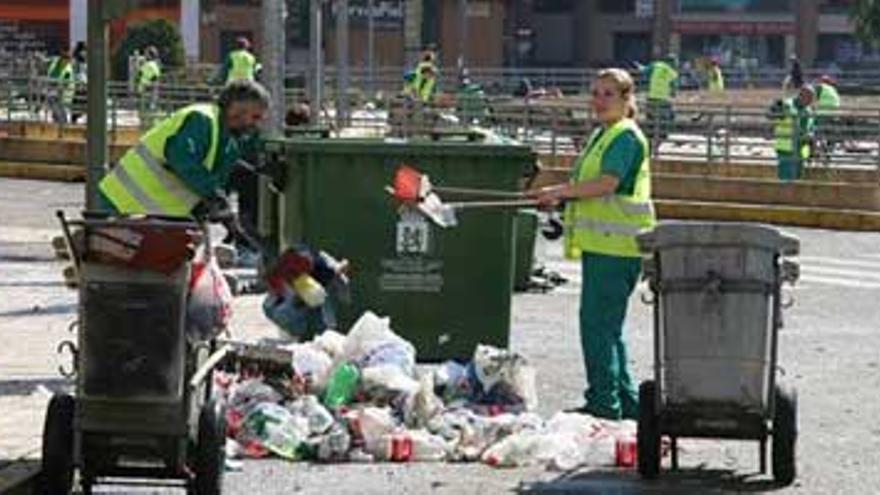 Los vecinos piden que la concesionaria de limpieza atienda la ciudad las 24 horas