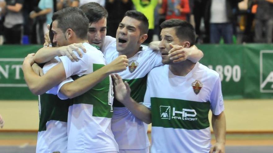 Los jugadores del Elche celebran un gol, durante un partido de la pasada temporada