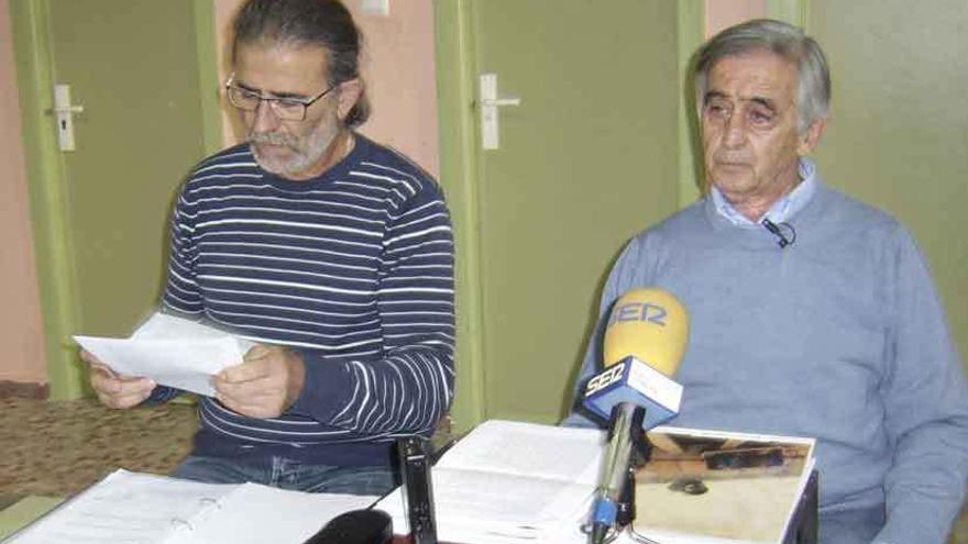 José Bodego y Fernando Castaño, concejales del equipo de Gobierno de Morales del Vino, ayer durante una rueda de prensa en la que hicieron públicos los hechos.