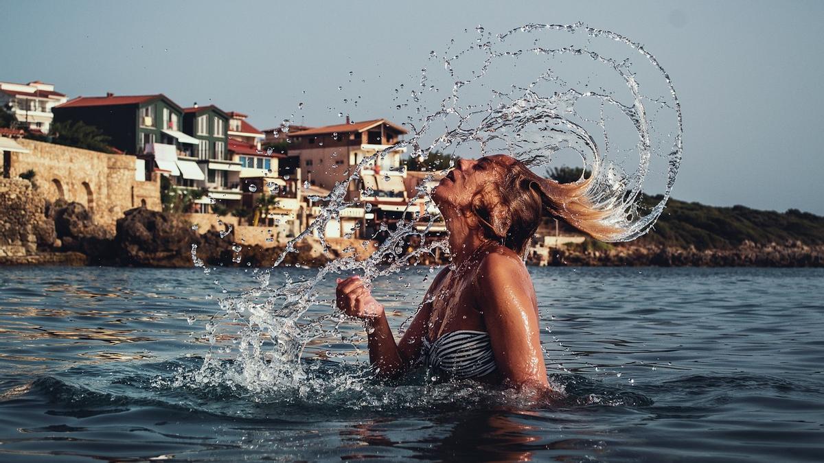 Cómo proteger el pelo en verano para evitar que se caiga más cuando llegue el otoño