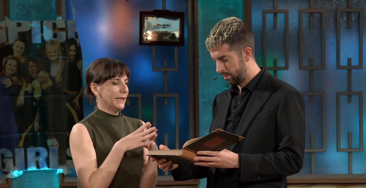 Malena Alterio y David Broncano, con el diario en sus manos