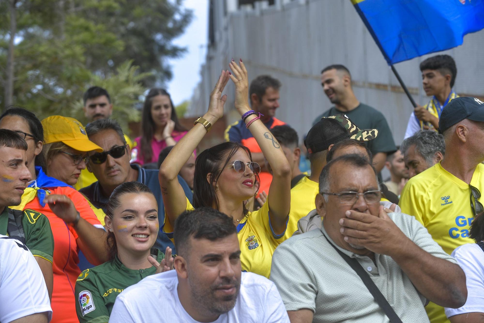 La afición recibe a la guagua de la UD Las Palmas en Fondos de Segura