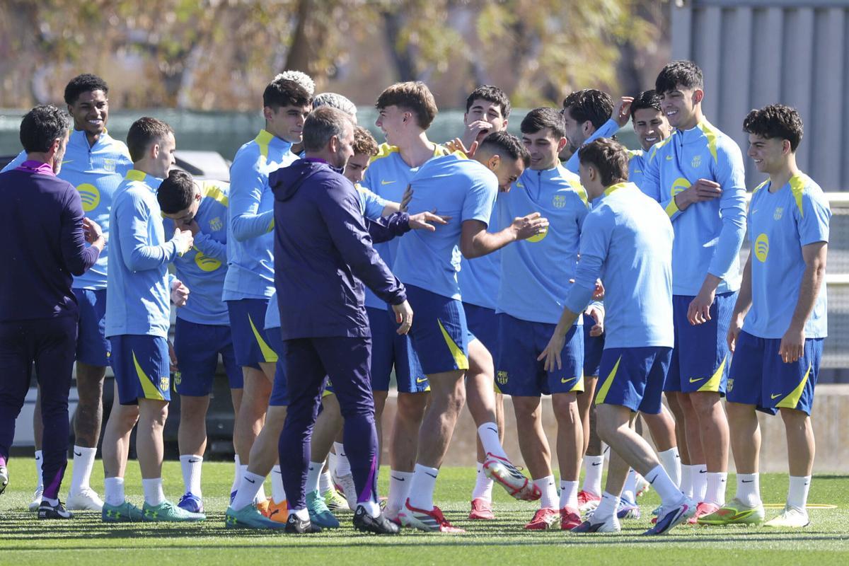 Hansi Flick bromea con la plantilla al empezar el entrenamiento de este martes.