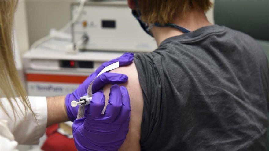 Una mujer recibe la vacuna contra el coronavirus.