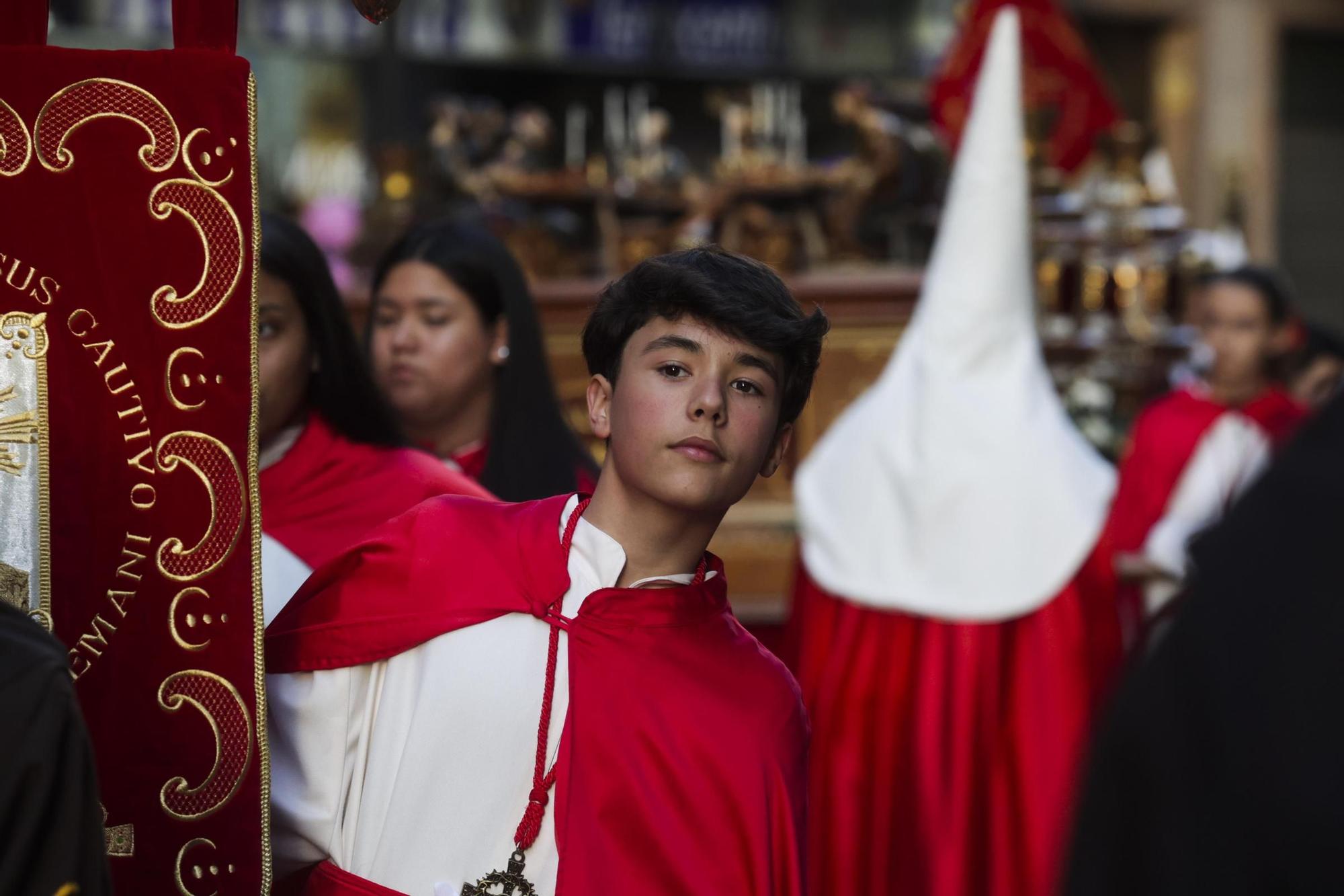 "Toda su vida fue maltratado y finalmente alguien miraba por él": las fotos de la procesión de Jesús Cautivo en Oviedo