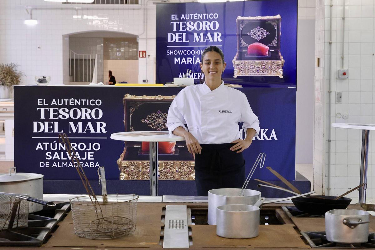 El "pata negra" del atún desembarca en Gijón de la mano de Alimerka y María Lo, en imágenes
