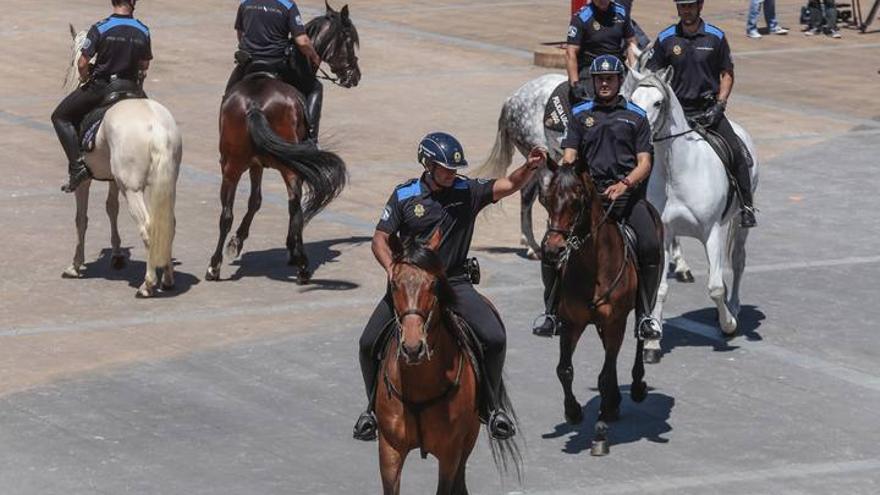 La policía exhibe el valor de su cuerpo