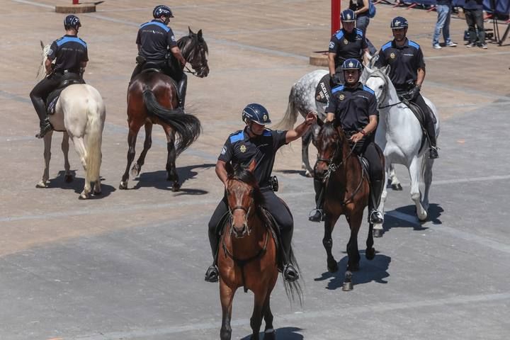 La policía exhibe el valor de su cuerpo