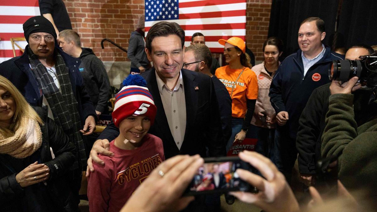 El gobernador de Florida y aspirante republicano, Ron DeSantis, posa para una fotografía en un evento de campaña en Davenport, Iowa.