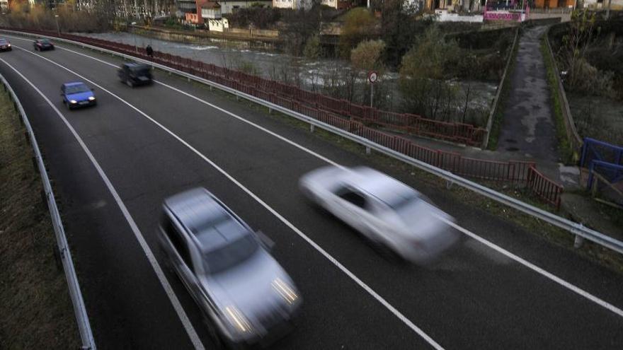 Tráfico en la carretera AS 112, en el corredor de Aller.