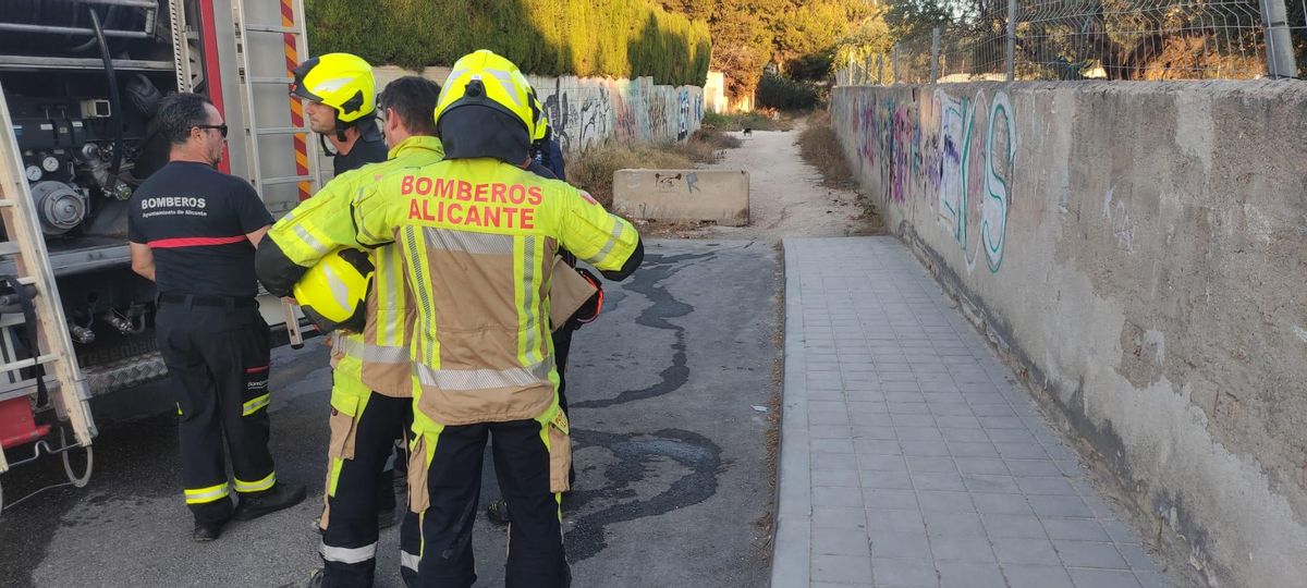 Bomberos en el lugar del siniestro.