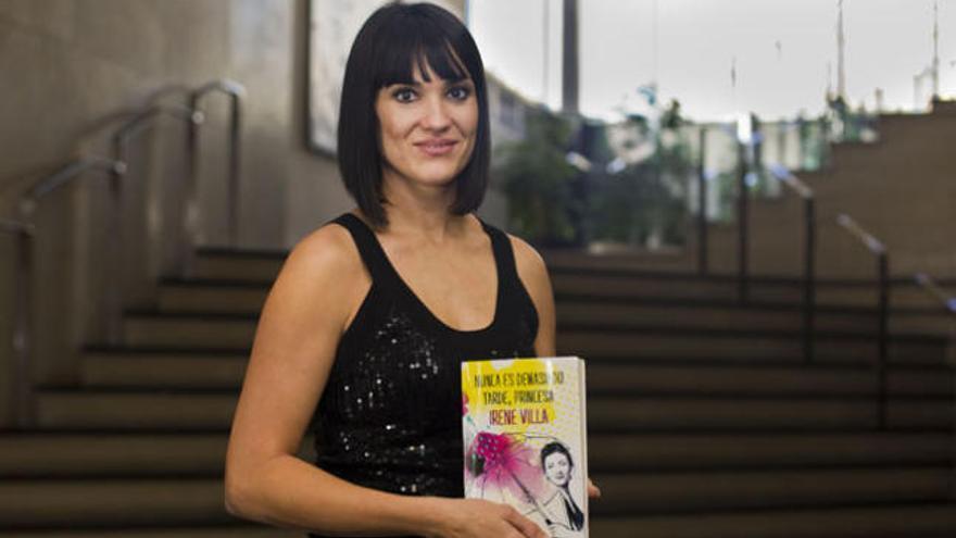Irene Villa posa junto a su nuevo libro