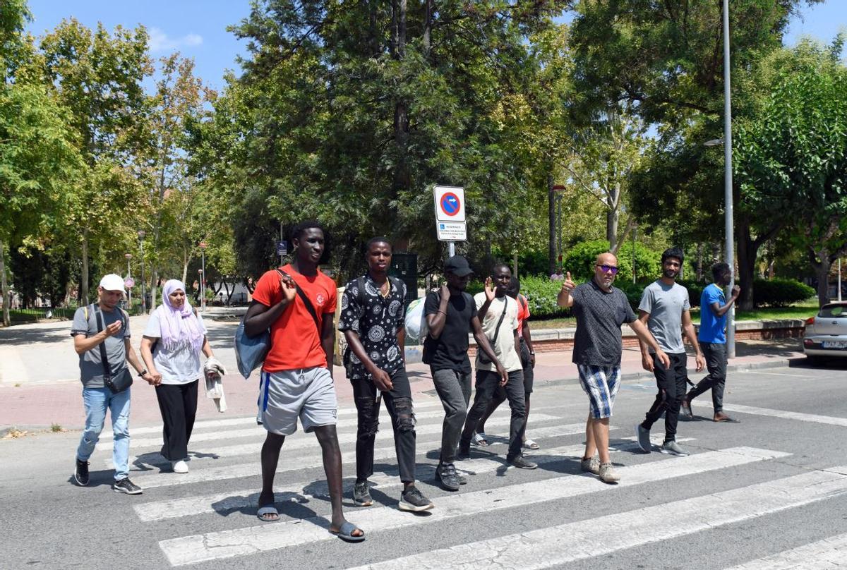 Migrantes desalojados bajo el puente de la autovía en el Malecón el pasado verano.