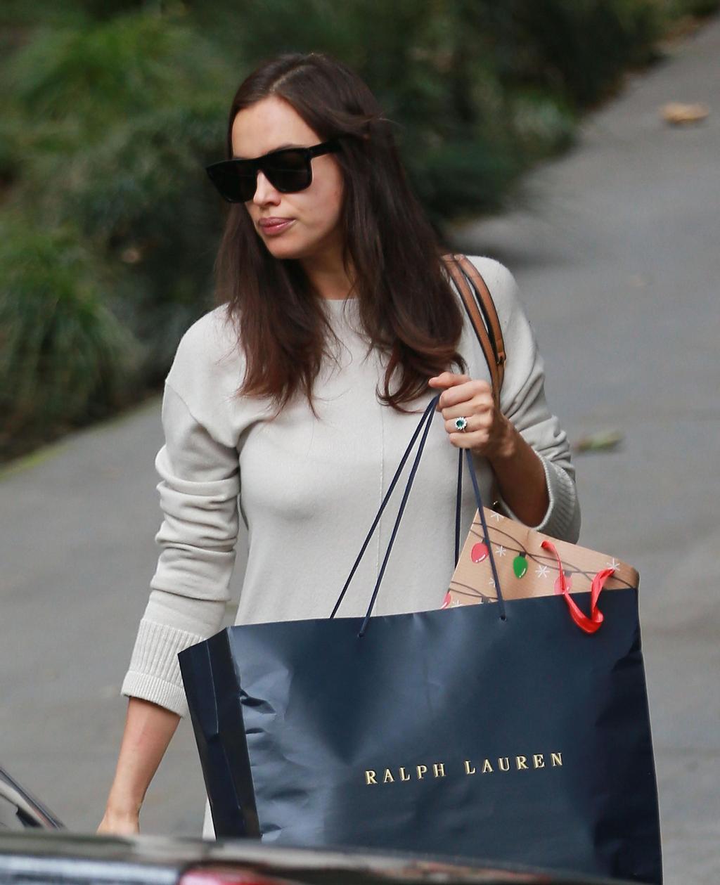 Irina Shayk con una bolsa de Ralph Lauren