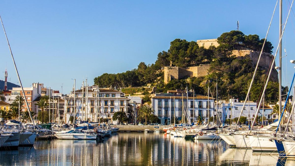 El puerto de la marina de Denia y el castillo