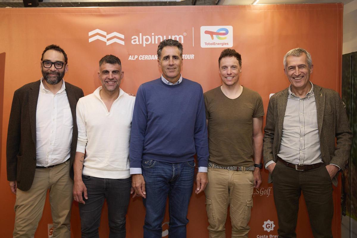 Pereiro, Induráin y Chavanel, junto a los organizadores de la marcha