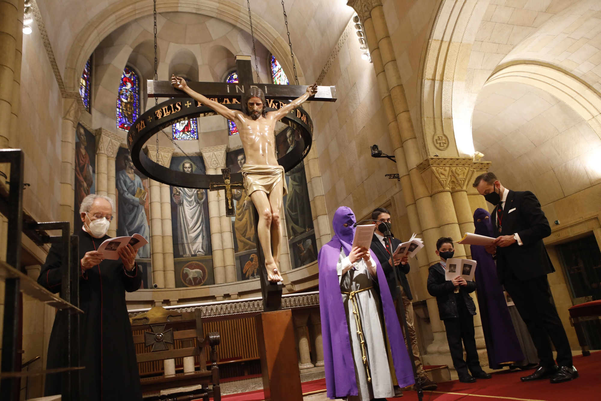 Celebración del Vía Crucis en la iglesia de San Pedro en Viernes Santo