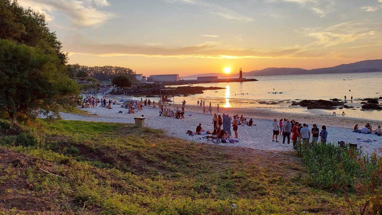 Ambientazo en las playas y plazas llenas para celebrar la noche meiga