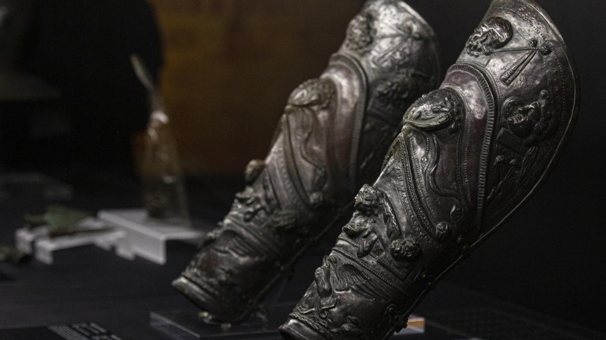 Espinilleras que utilizaban los gladiadores, piezas que se pueden ver en la exposición.