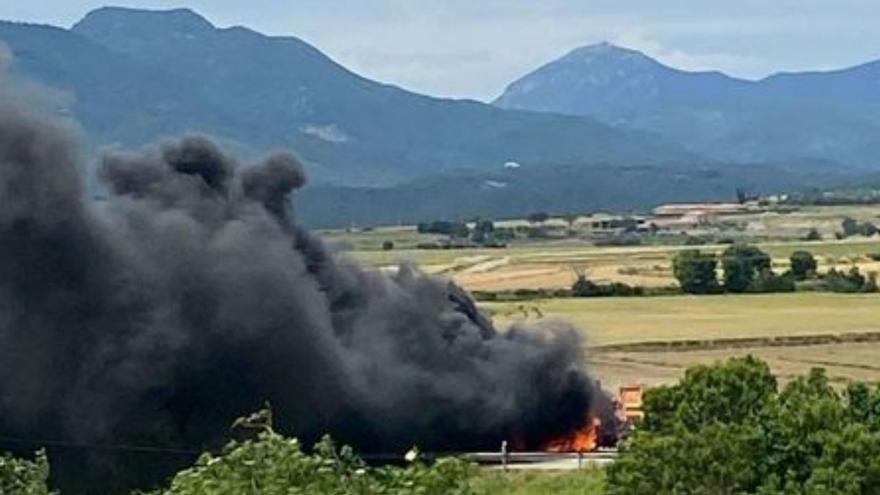 Un tractor s’incendia a Navata i obliga a tallar l’N-260