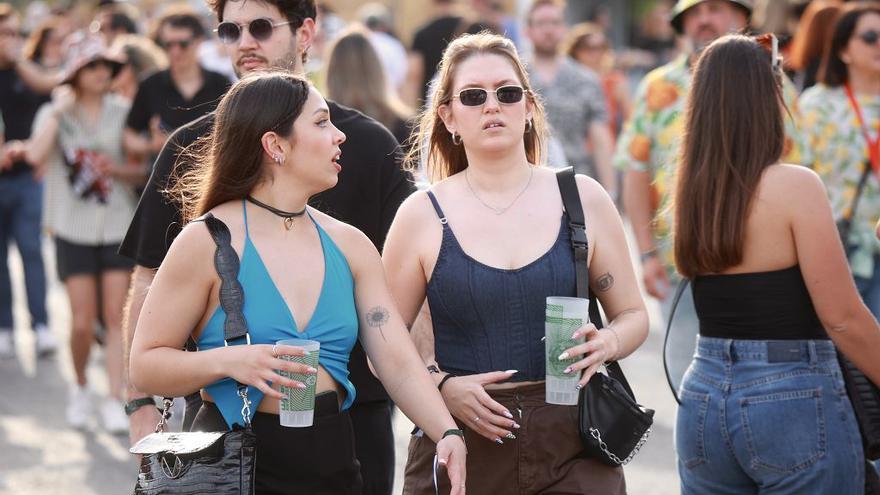 Consumur denuncia al Warm Up por impedir entrar con comida y bebida del exterior y el pago en efectivo