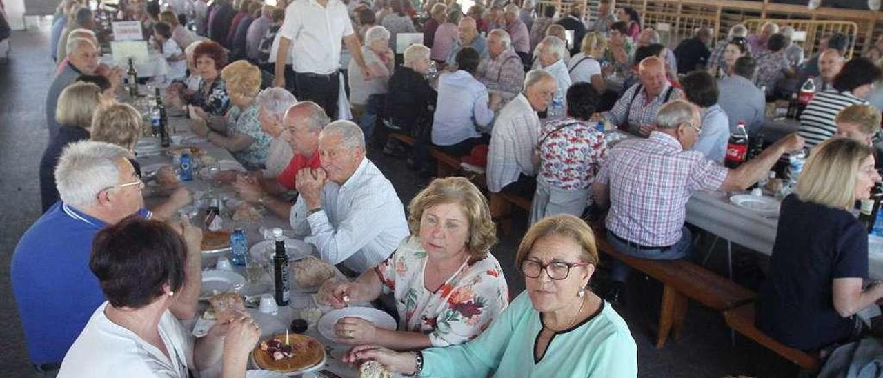 Aspecto del Campo da Feira ayer, durante la jornada de convivencia del movimiento vecinal del rural. // Iñaki Osorio