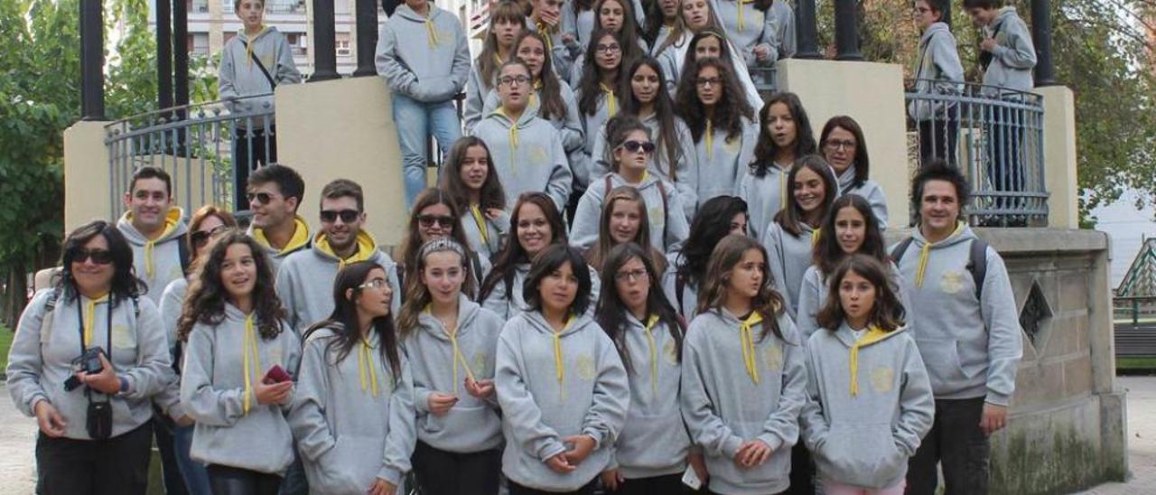 Los integrantes del coro juvenil &quot;Silvia Marqués&quot; de Mortagua (Portugal), ayer, en el parque de Alfonso X el Sabio de Pola de Siero.