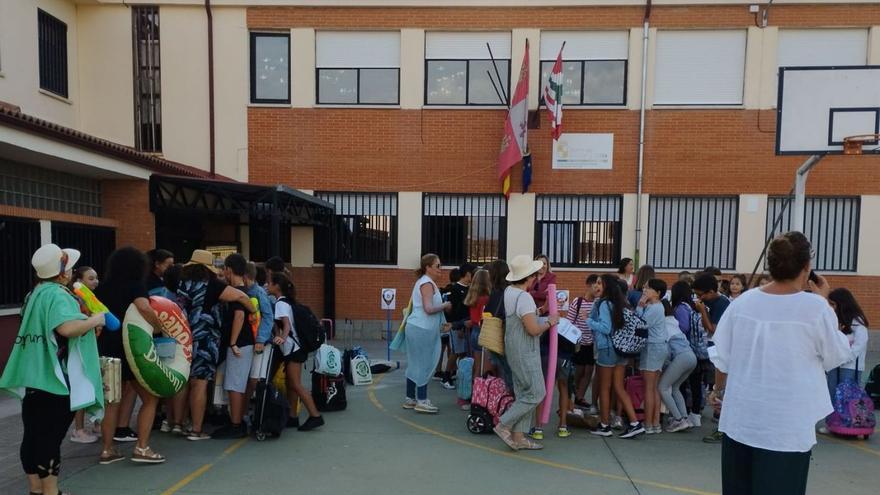 Llegada de los maestros, en traje de playa, al colegio de Villaralbo el primer día del curso. | Cedida