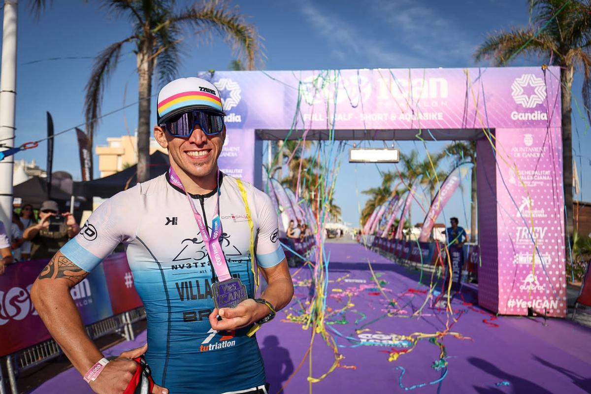 El ganador posa con la medalla