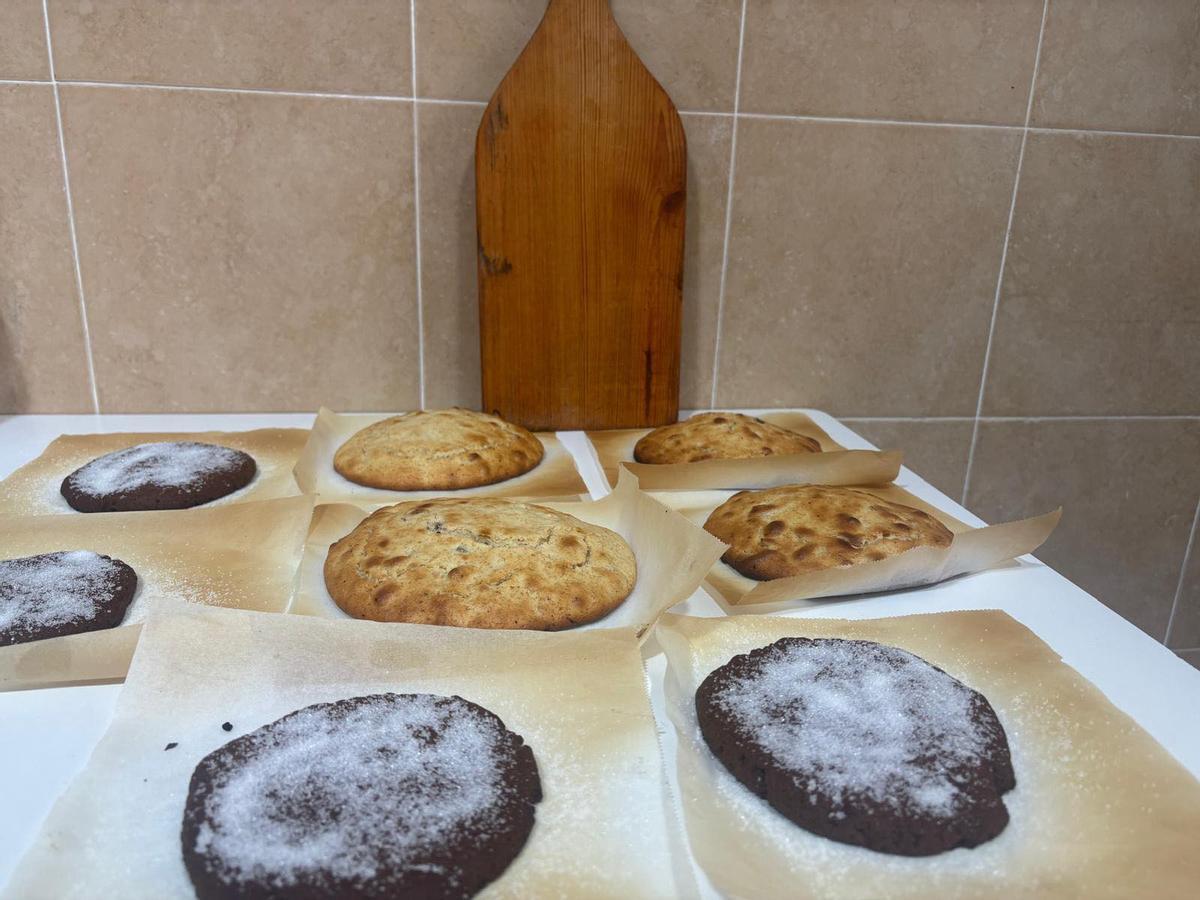 Las "coques escudellades d'anous, de panses, de carabassa i d’arrop" elaboradas por Conxa Garcia.