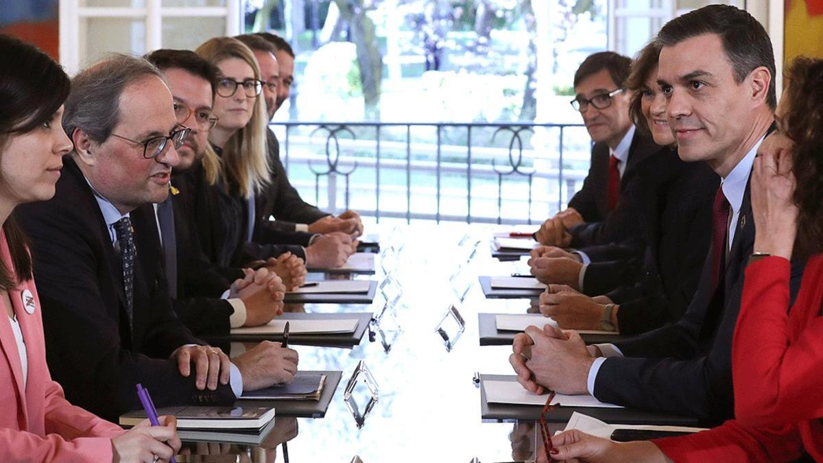 Un momento de la primera reunión de la mesa de diálogo entre Catalunya y el Gobierno español, encabezada por Quim Torra y Pedro Sánchez, en la Moncloa, el pasado 26 de febrero