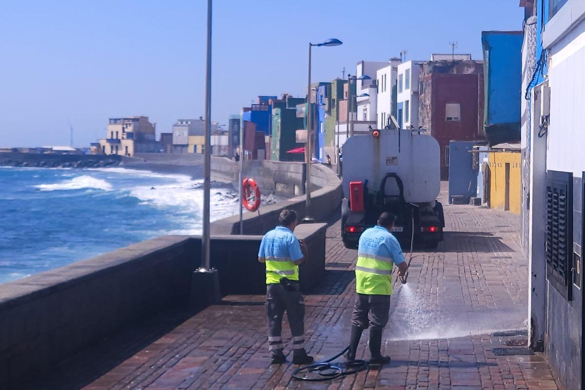 Trabajos de limpieza en el paseo de Las Canteras