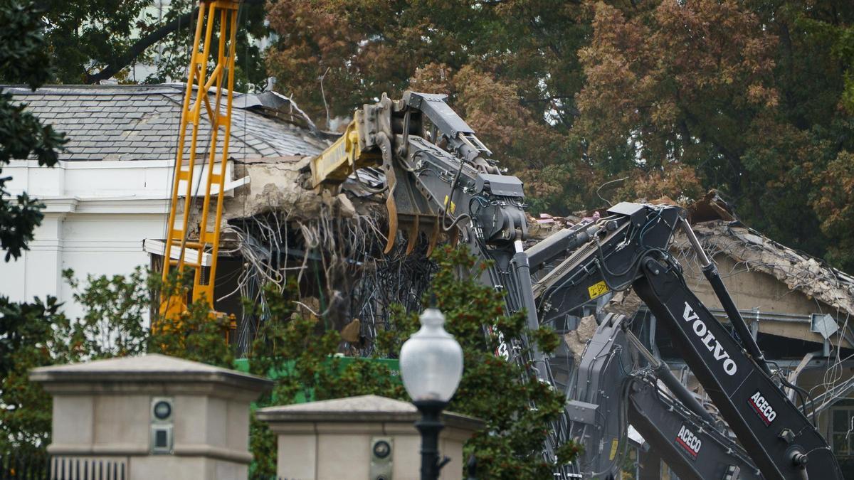 Vista general de un grupo de grúas, este 21 de octubre, durante las labores de demolición del Ala Este de la Casa Blanca, para dar paso a la construcción de un salón de baile, en Washington DC (EE.UU.)