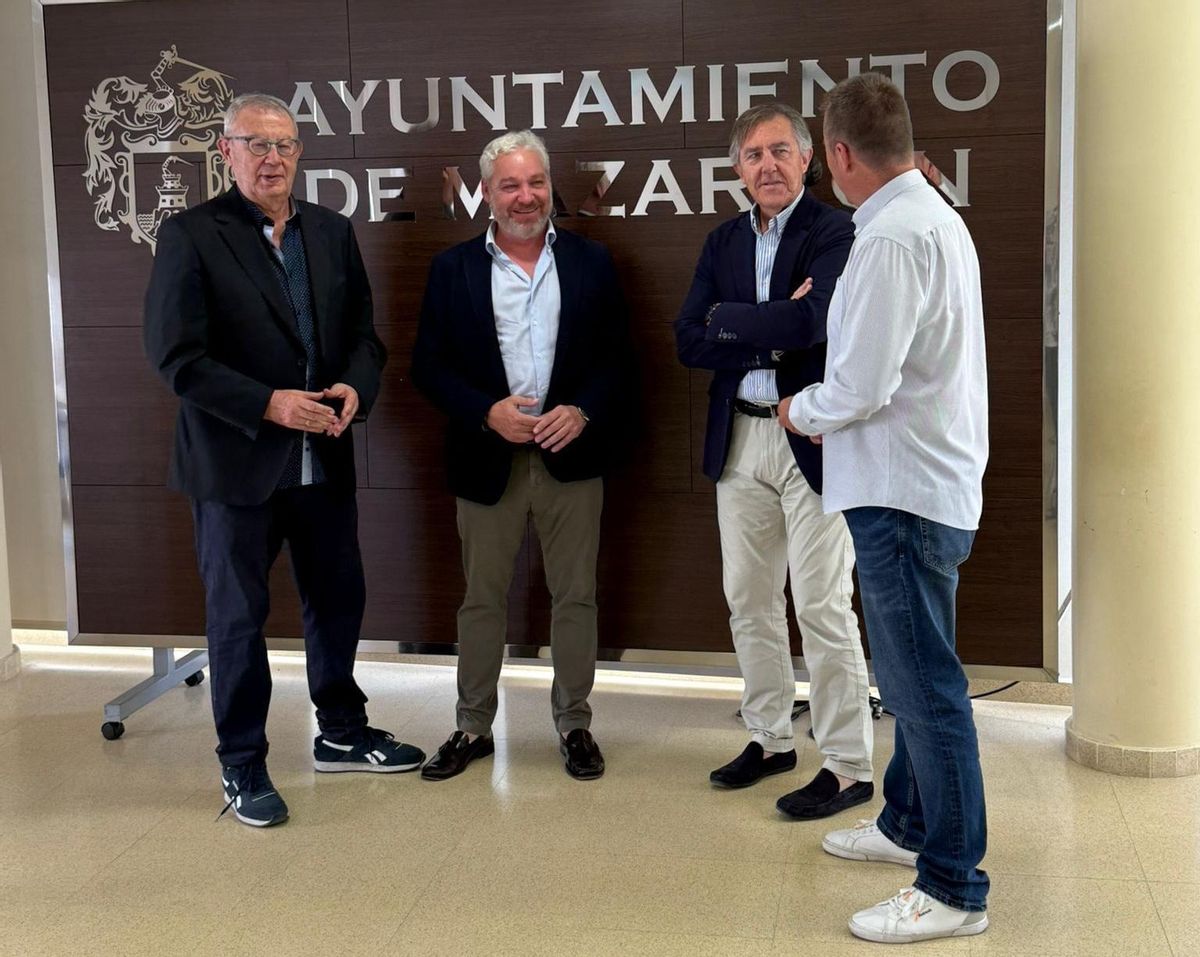 Presentación en el ayuntamiento de Mazarrón de la visita de Luis de la Fuente