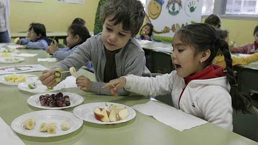 Niños del Colegio García Barbón de Vigo en una campaña a favor de comer fruta.