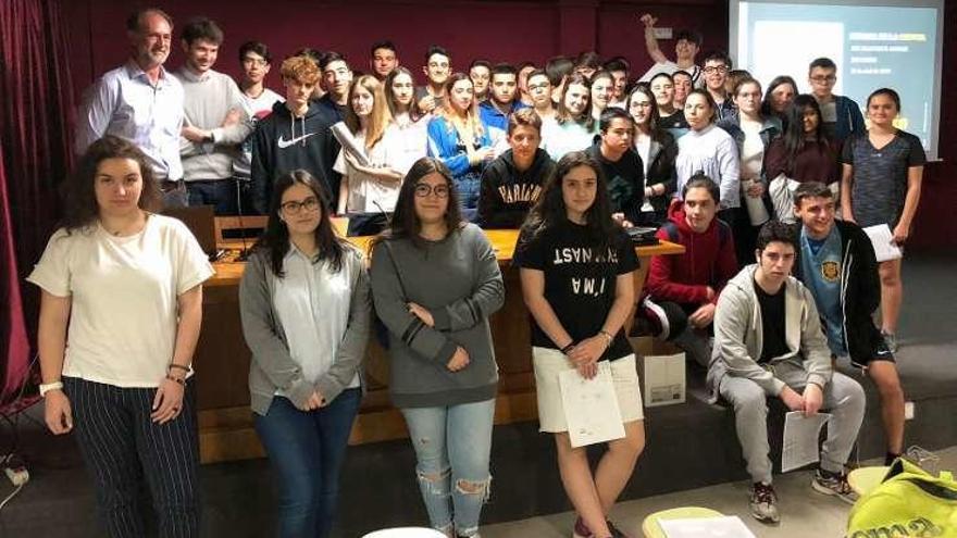 Responsables de Inteko, ayer, con los alumnos del instituto.