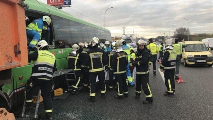 Aparatoso accidente con 17 heridos en Pinto: un autobús y dos camiones implicados