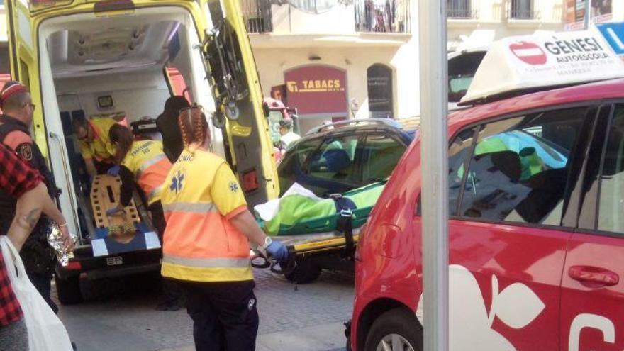 Una ambulància al lloc de l&#039;atropellament, al carrer Jaume I