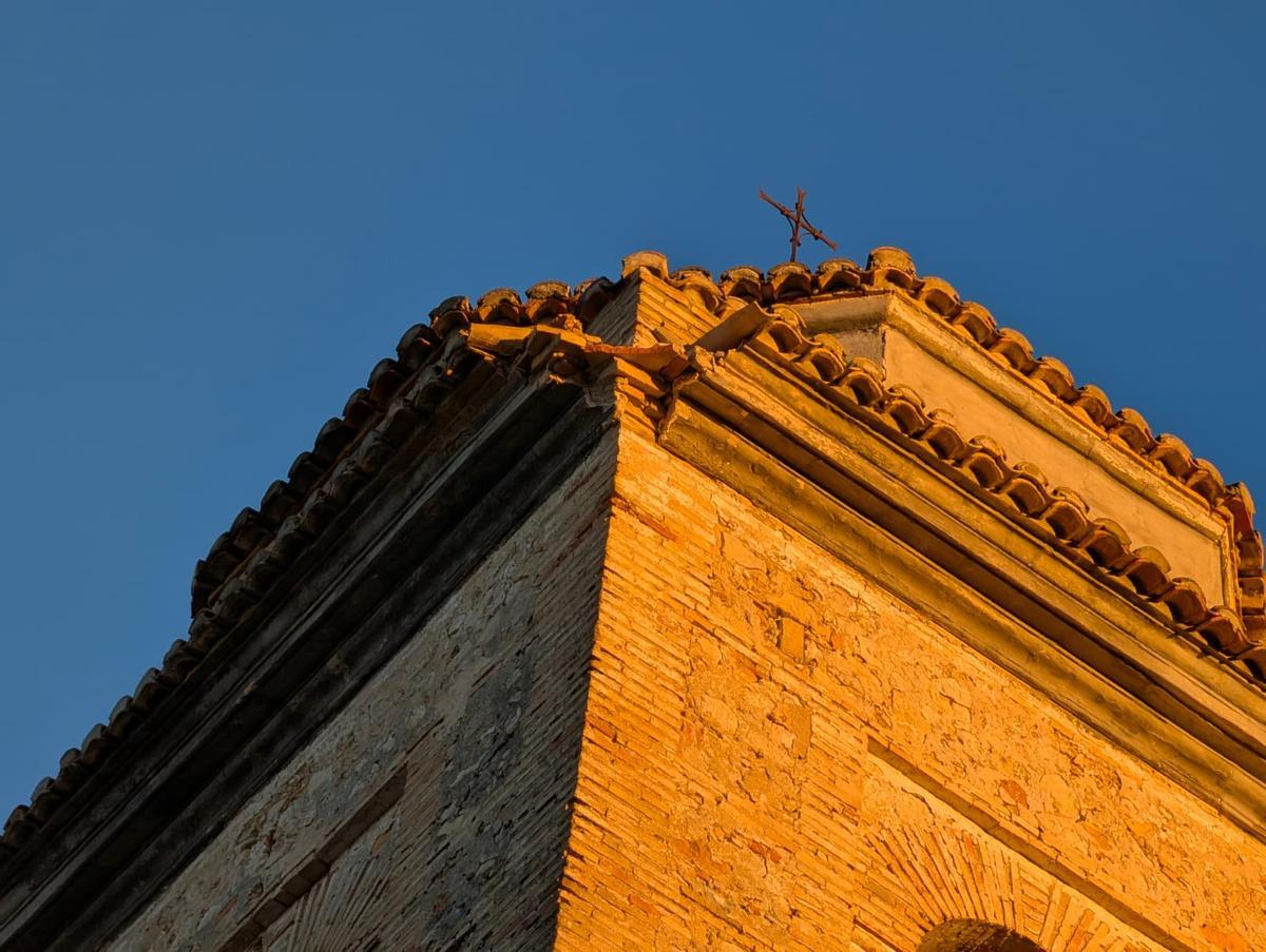 Tramo de la cornisa que se ha desprendido en la ermita de Sant Josep.