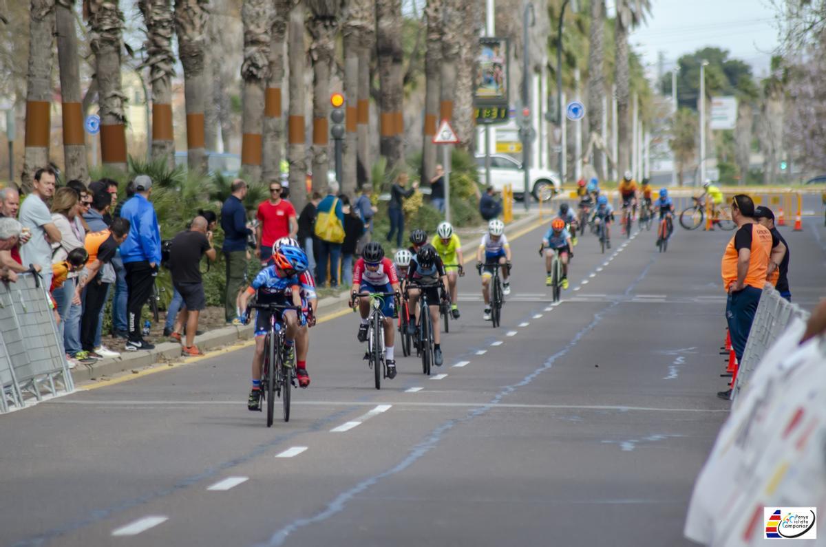 Una de las carreras del Trofeo FDM-Valencia de Escuelas de Ciclismo.